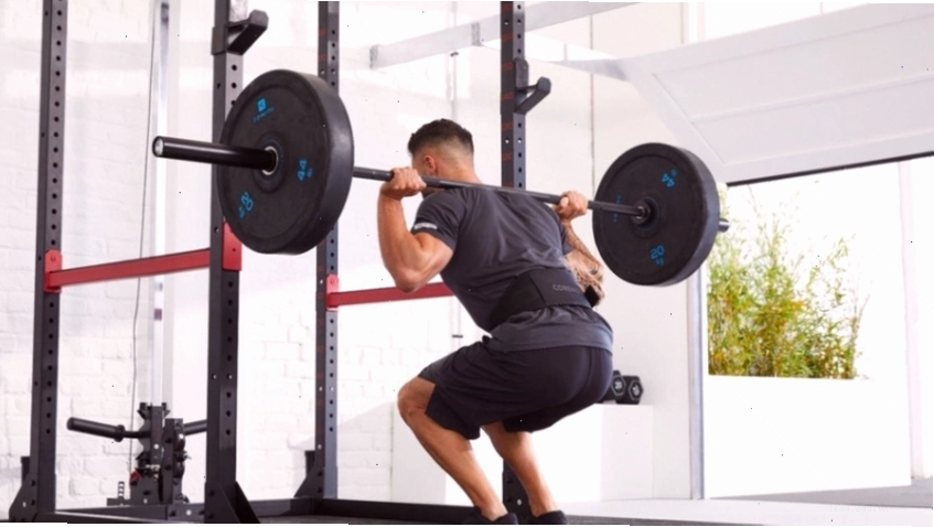 Người phụ nữ thực hiện bài tập vai với tạ ấm