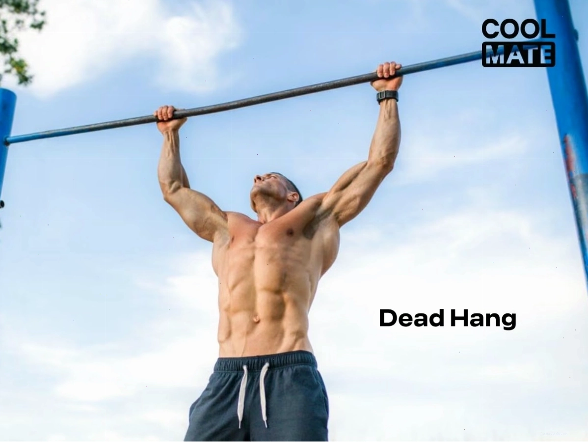 Người tập bài Dead Hang trên xà đơn