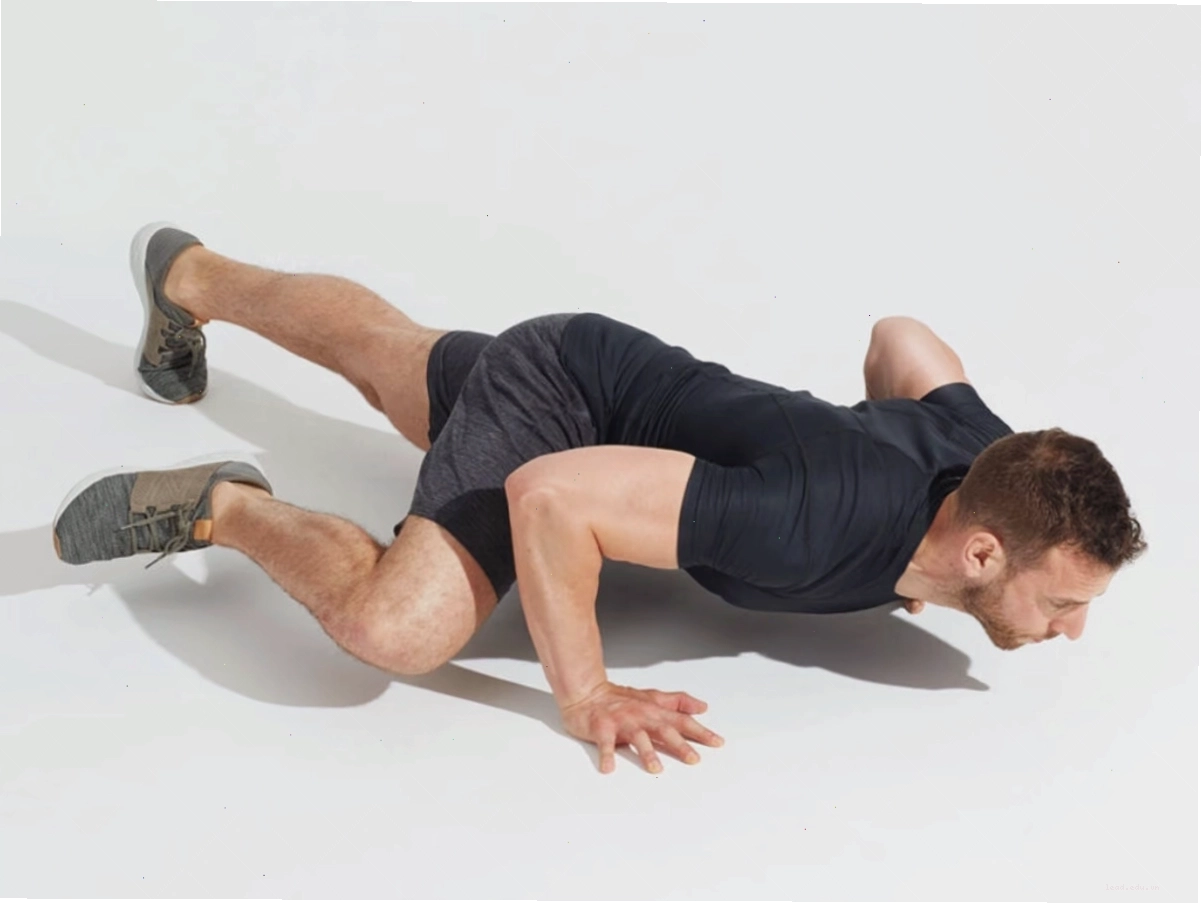 Người tập đang thực hiện động tác chống đẩy kiểu người nhện (Spiderman Push-Up)