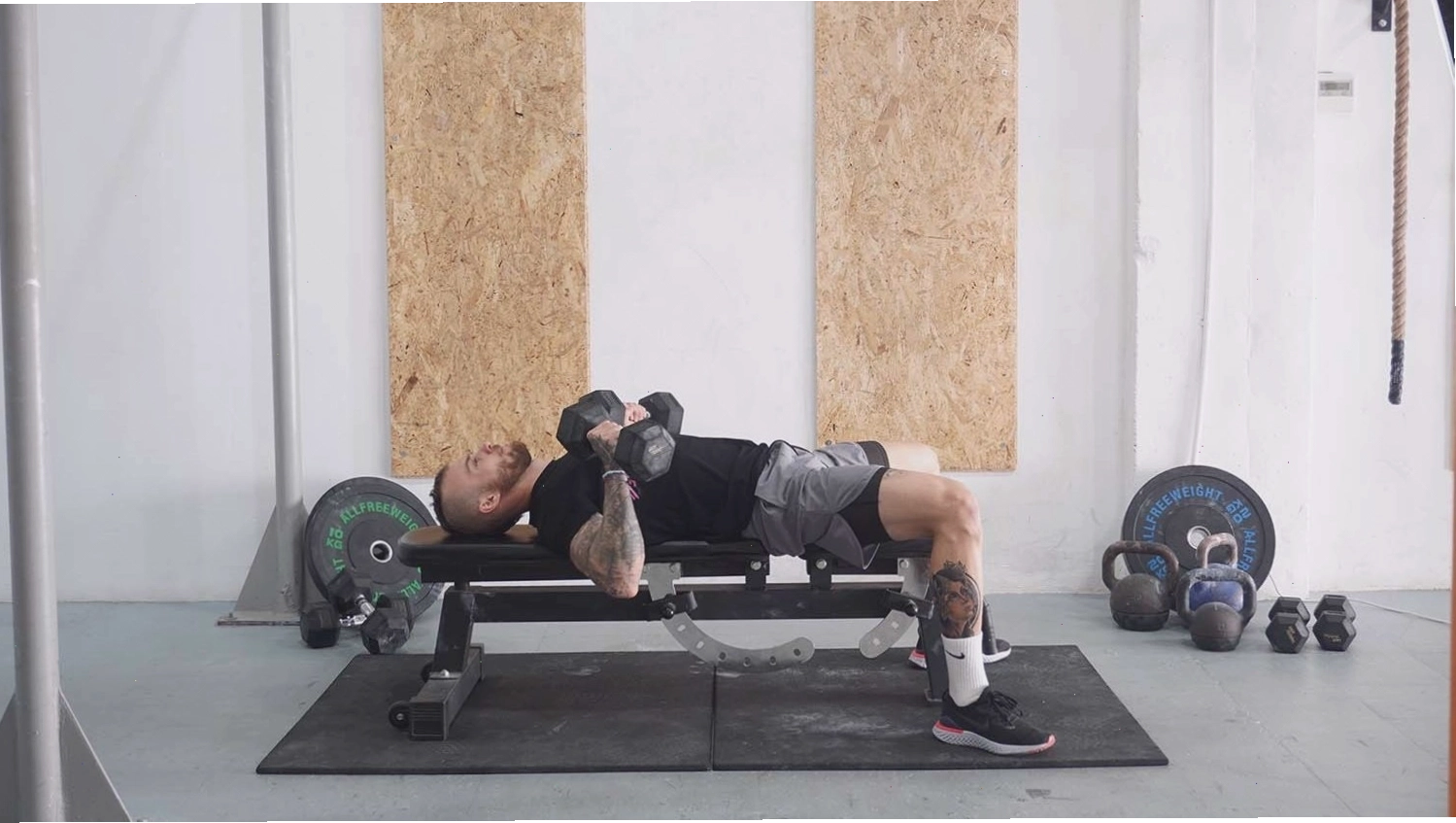 Người tập luyện bài tập decline bench press