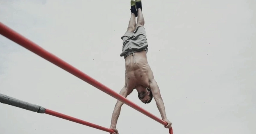 Người tập luyện Calisthenics thực hiện bài hít xà