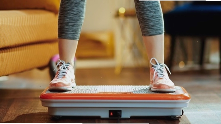 Người tập luyện trên máy rung toàn thân