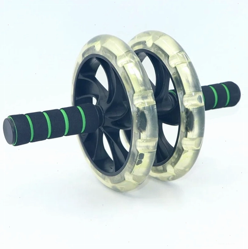 Người tập luyện với bánh xe tập cơ bụng ab roller tại nhà