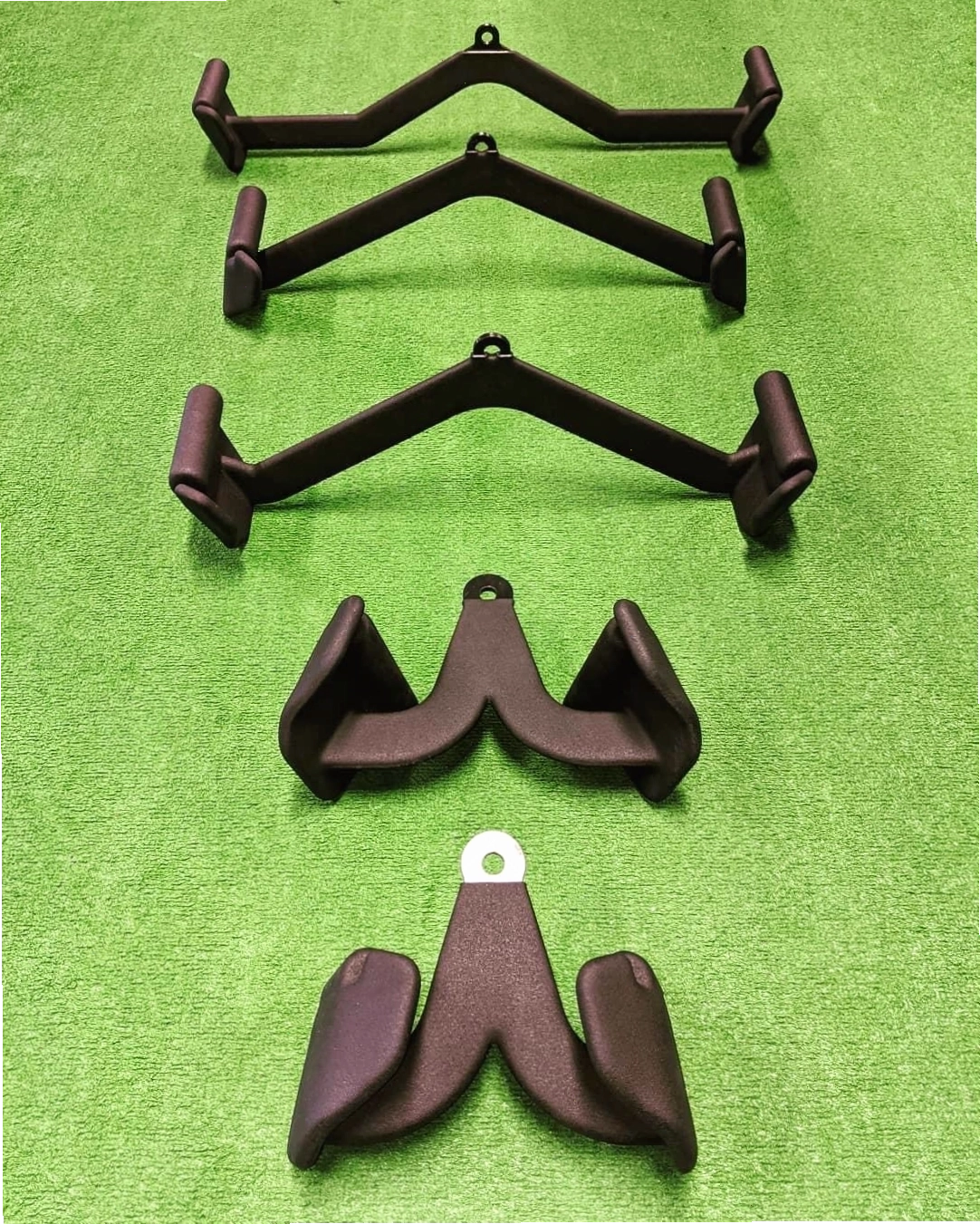 Người tập luyện với Power Grip tại phòng gym hiện đại