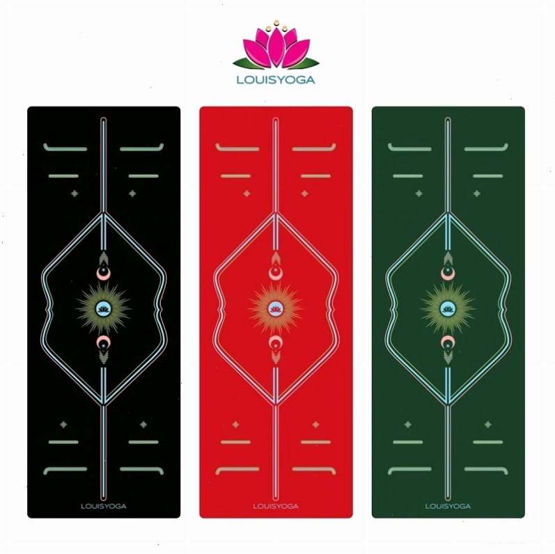 Người tập mới sử dụng thảm yoga định tuyến để căn chỉnh tư thế