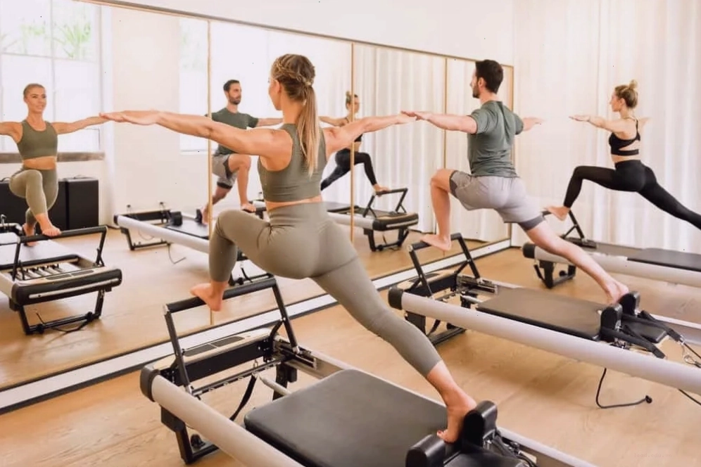 Người tập Pilates thực hiện động tác trên thảm, tập trung vào sức mạnh cốt lõi và sự cân bằng
