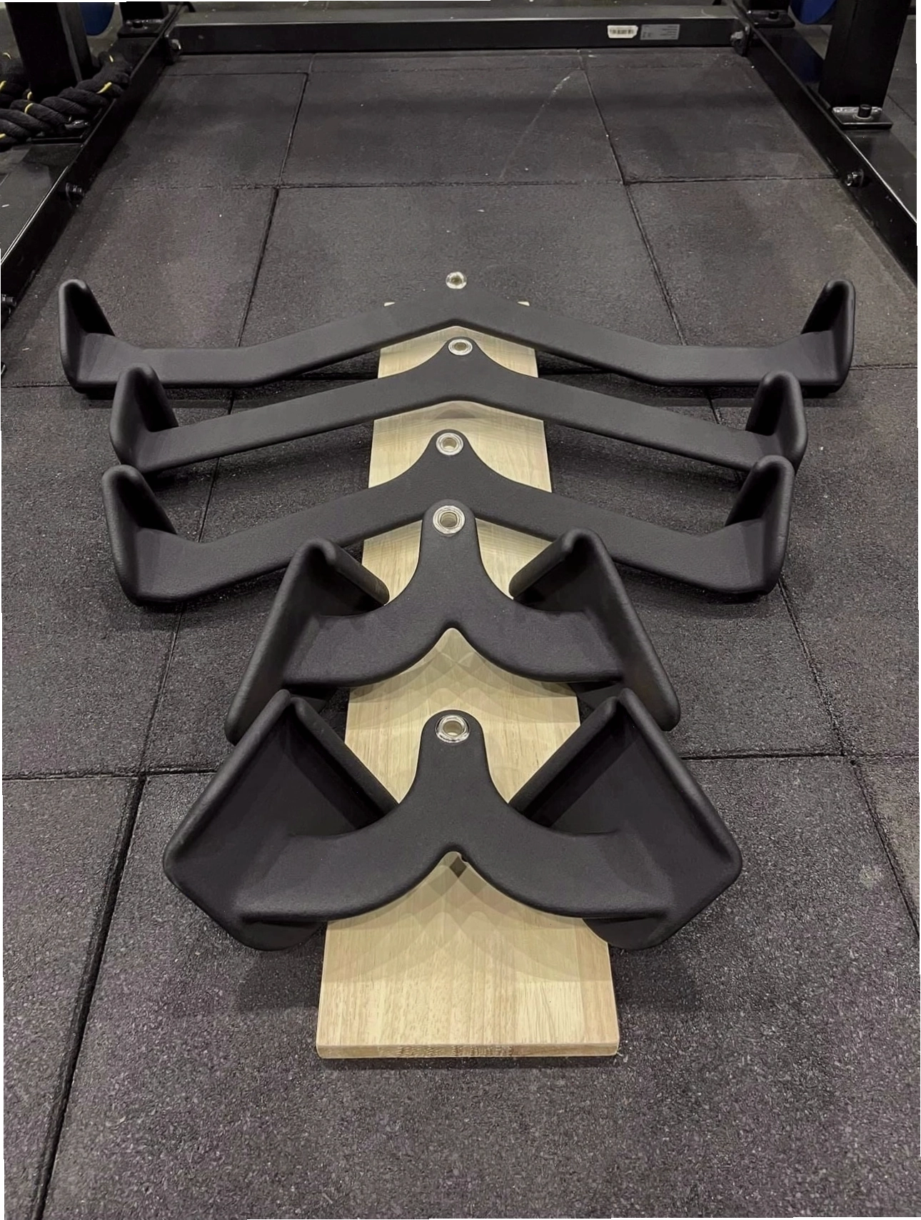 Người tập sử dụng Power Grip cho bài tập Lat Pull Down