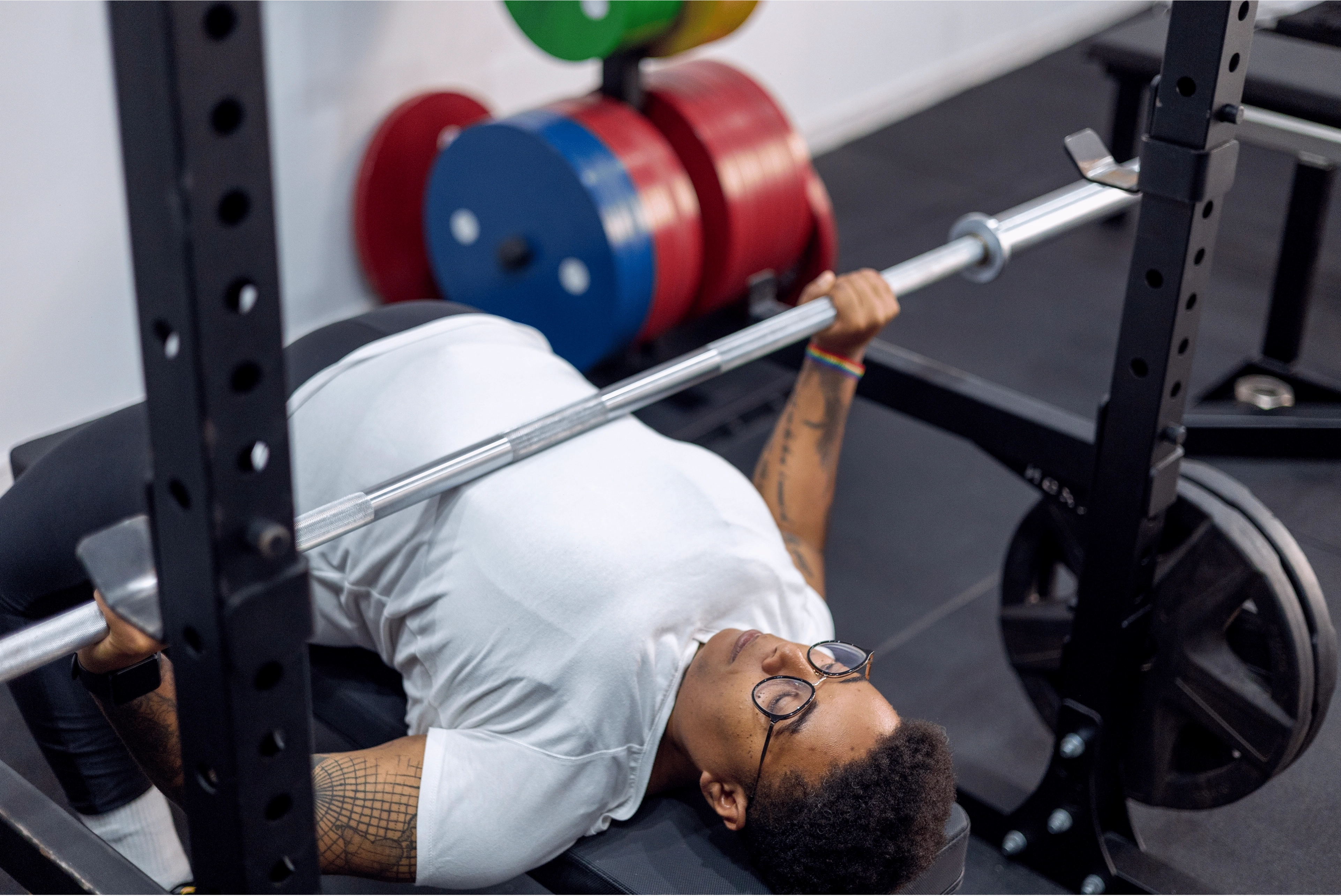 Người tập thực hiện bài barbell bench press nặng trong phòng gym