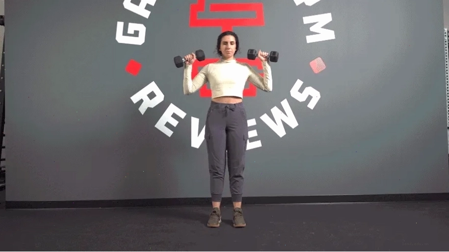 Người tập thực hiện bài tập Alternating Dumbbell Shoulder Press