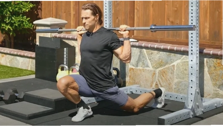 Người tập thực hiện bài tập ATG split squat với tạ đòn