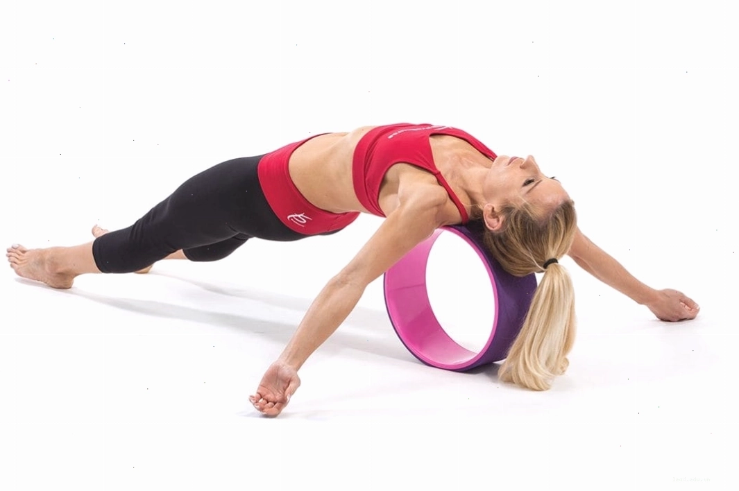 Người tập thực hiện bài tập Back Extension and Massage với yoga wheel