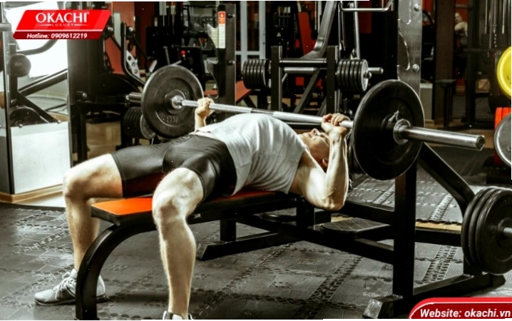 Người tập thực hiện bài tập Bench Press với tạ đòn