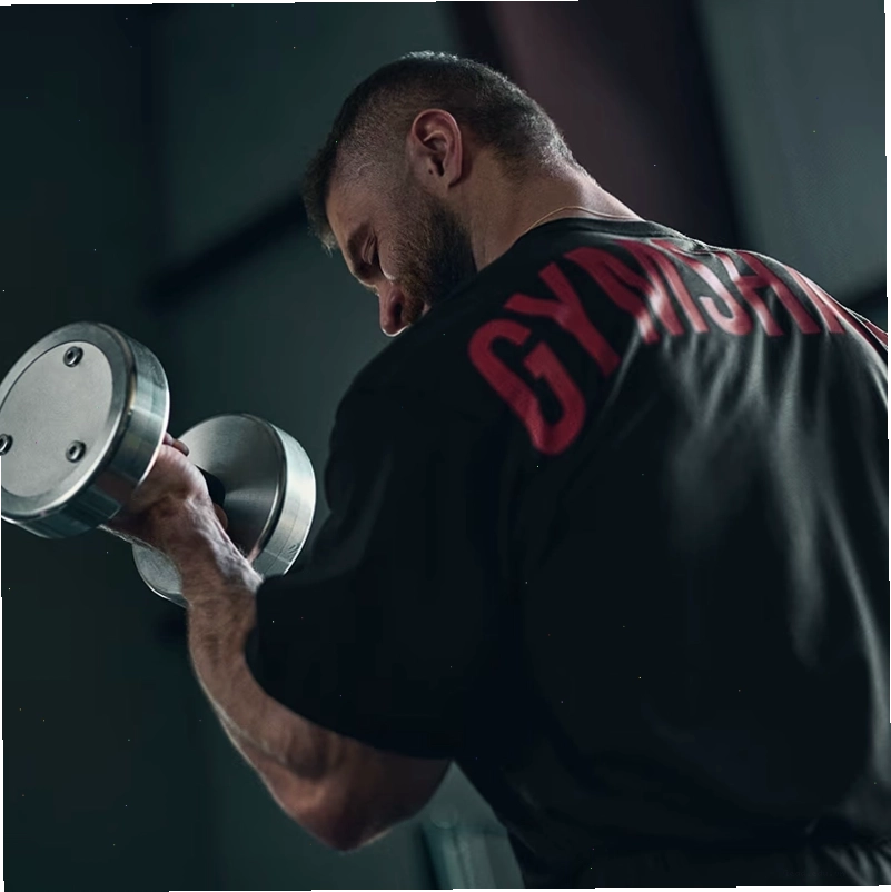 Người tập thực hiện bài tập bicep curl với tạ đơn