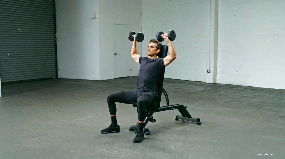 Người tập thực hiện bài tập Dumbbell Shoulder Press