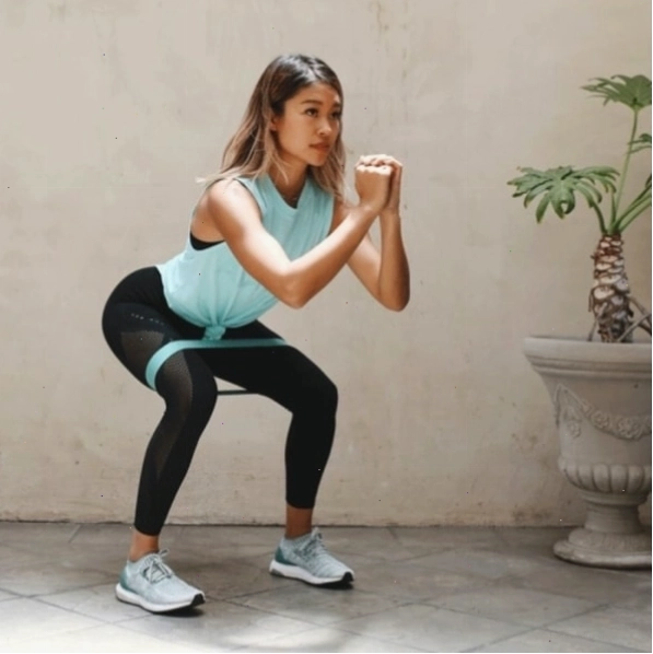 Người tập thực hiện bài tập Isometric Gluteus Medius với dây kháng lực