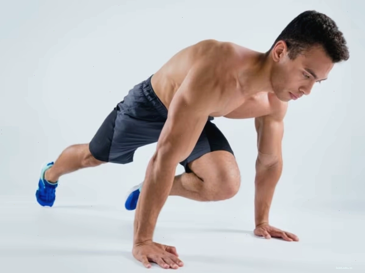 Người tập thực hiện bài tập leo núi chéo chân Cross Mountain Climbers