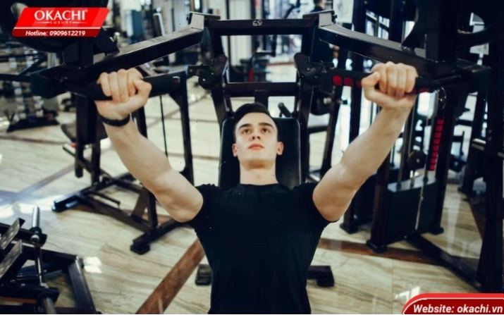 Người tập thực hiện bài tập Overhead Press với tạ đòn