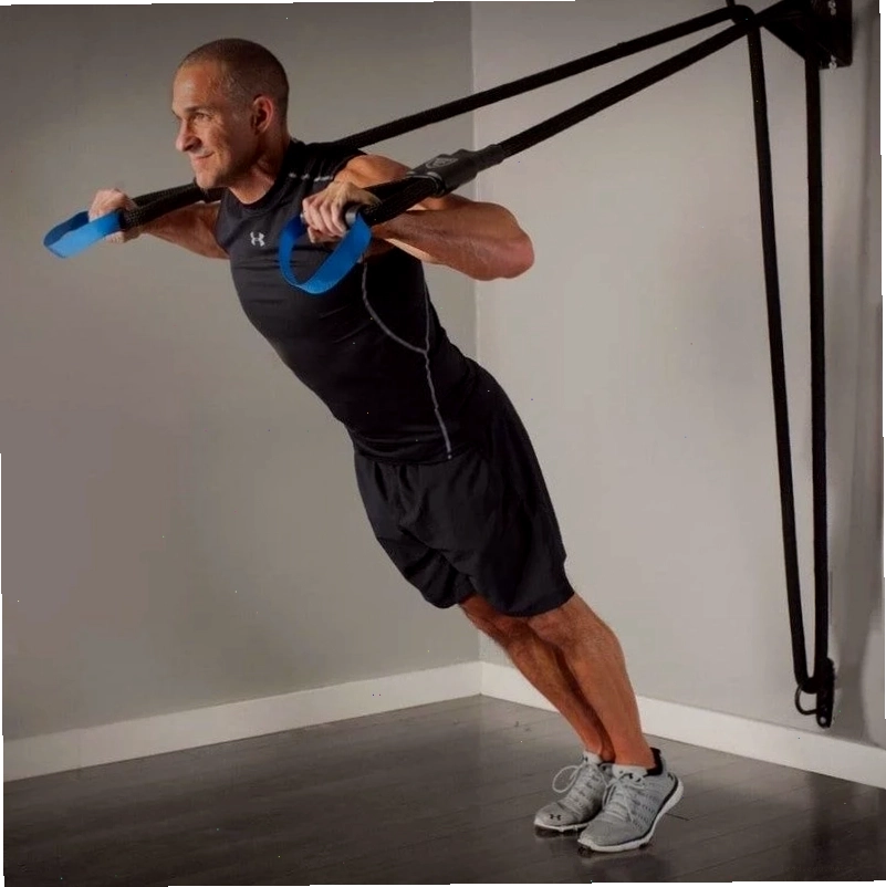 Người tập thực hiện bài tập Plank trên bóng Yoga