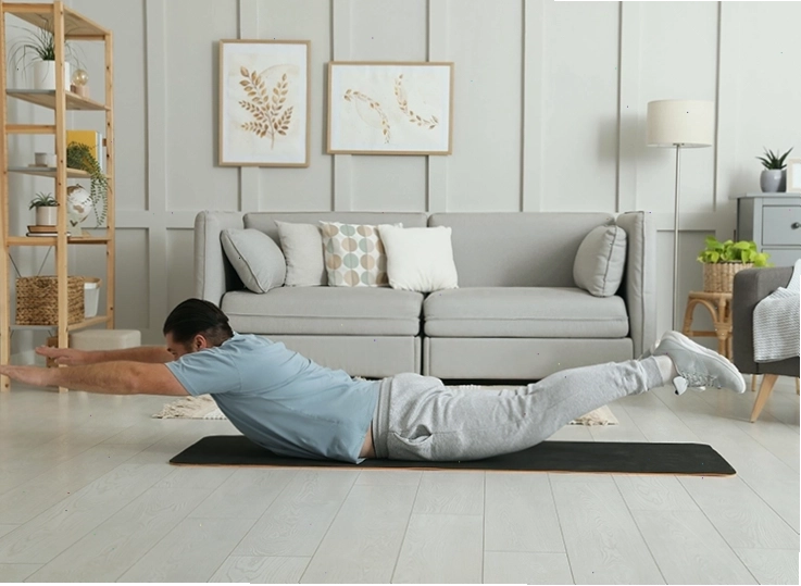 Người tập thực hiện bài tập plank với tư thế chống đẩy