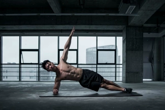 Người tập thực hiện bài tập Side Plank