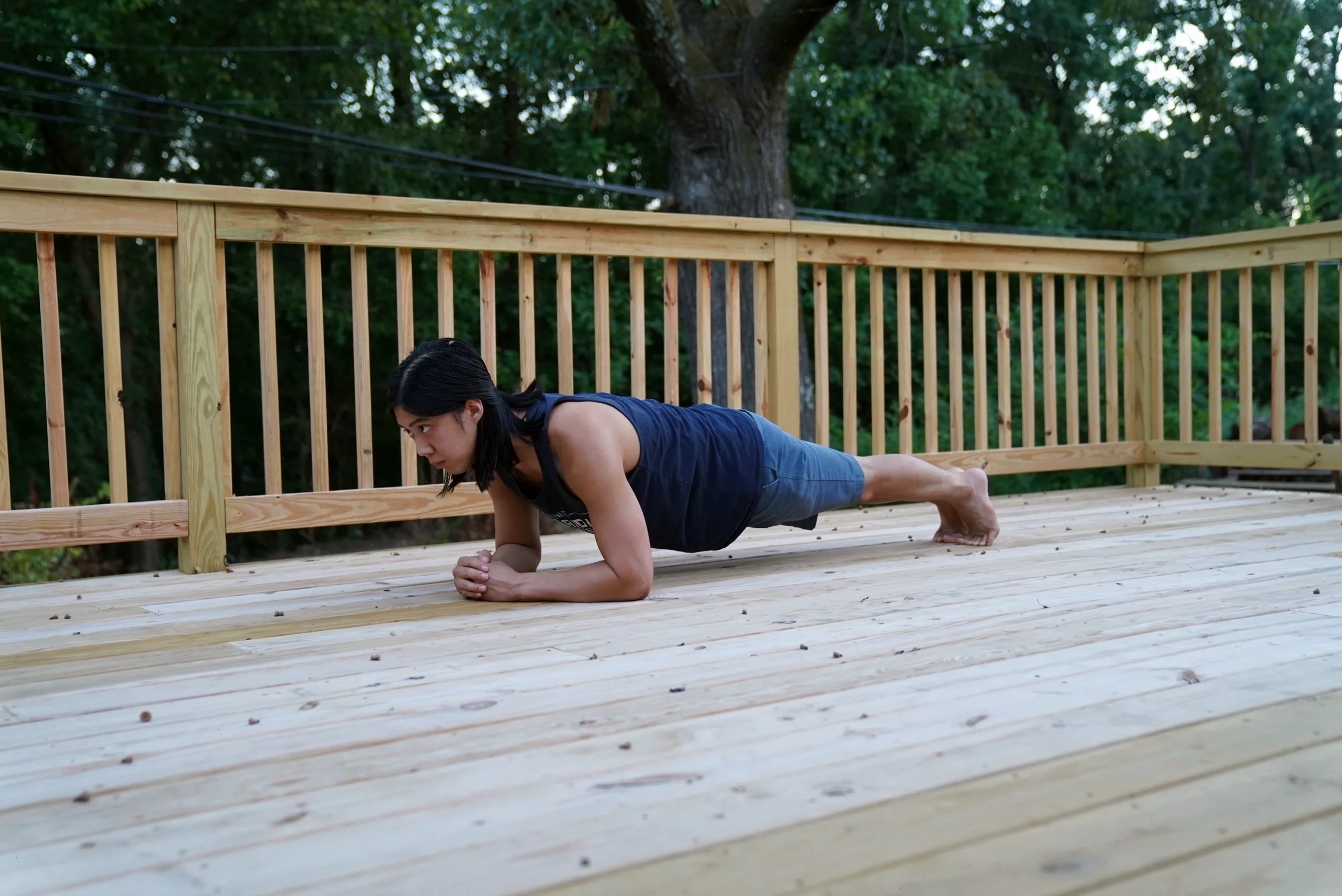 Người tập thực hiện Bent Arm Plank
