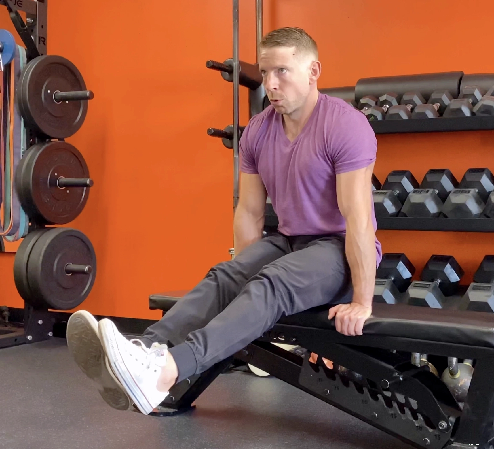 Người tập thực hiện biến thể gập gối của Hanging Leg Raises