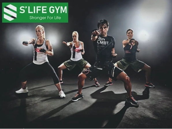 Người tập thực hiện các động tác võ thuật trong lớp Power Combat