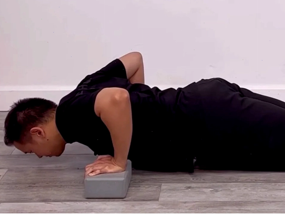 Người tập thực hiện Deficit Push Up, một bài tập tiền đề cho Archer Push Up