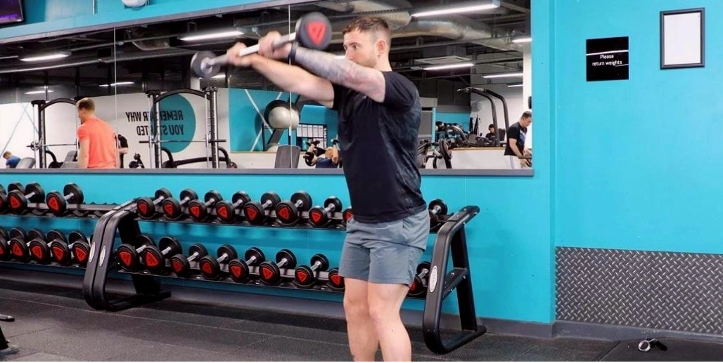 Người tập thực hiện động tác Barbell Front Raise với kỹ thuật chuẩn xác