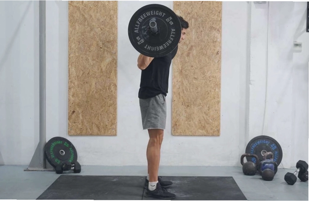 Người tập thực hiện động tác Barbell Lunges với tạ đòn trên vai