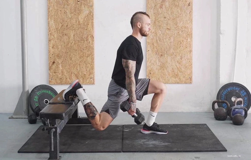 Người tập thực hiện động tác Bulgarian Split Squat với tạ đơn