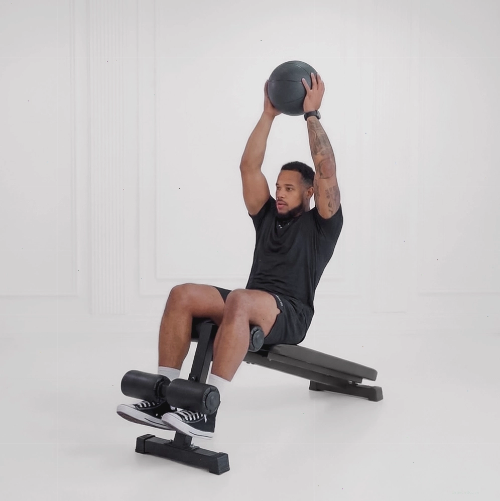 Người tập thực hiện động tác Crunch Kicks