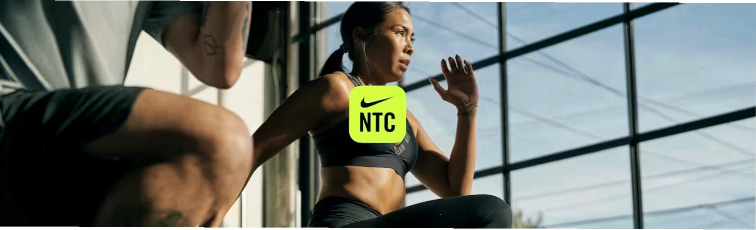 Người tập thực hiện động tác hạ và đẩy lên trong bài triceps dips