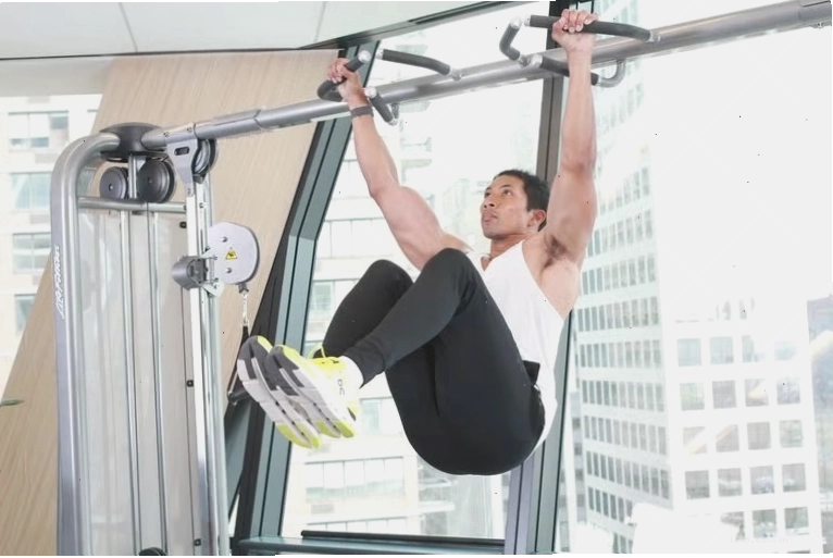Người tập thực hiện động tác hanging leg raise sai kỹ thuật