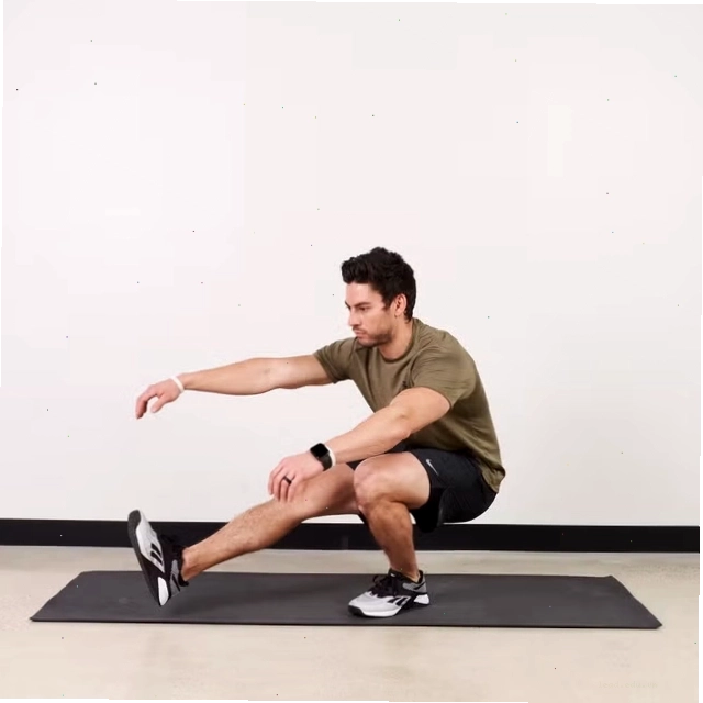Người tập thực hiện động tác Pistol Squat với form chuẩn xác