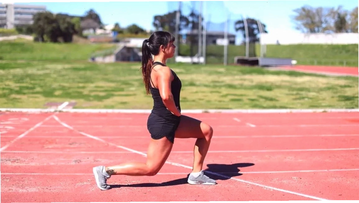 Người tập thực hiện động tác walking lunges với tạ tay