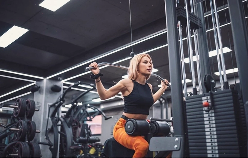 Người tập thực hiện động tác Wide Grip Lat Pulldown