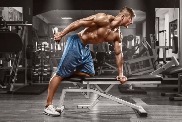 Người tập thực hiện sai kỹ thuật bài tập Tricep Dumbbell Kickback do sử dụng tạ quá nặng