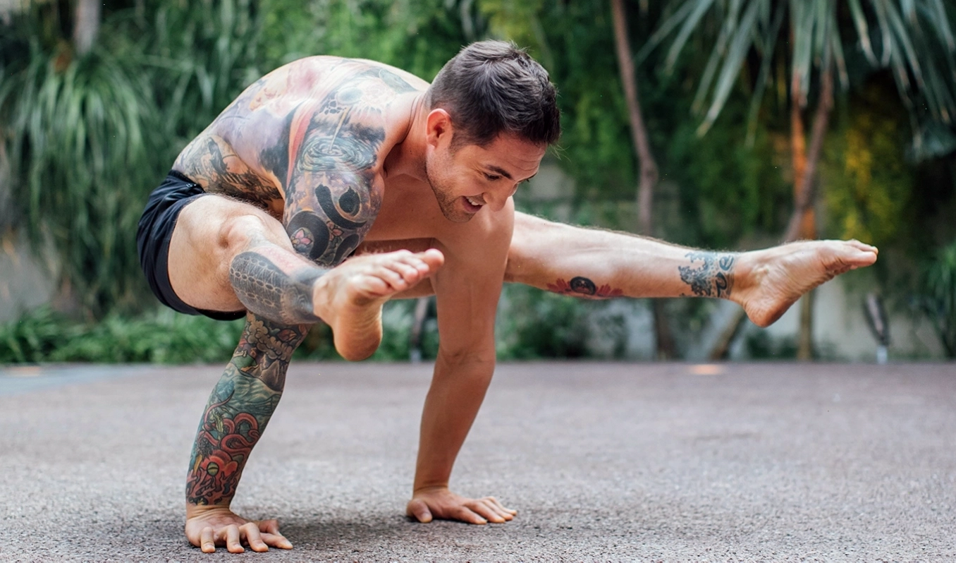 Người tập thực hiện tư thế Firefly Pose