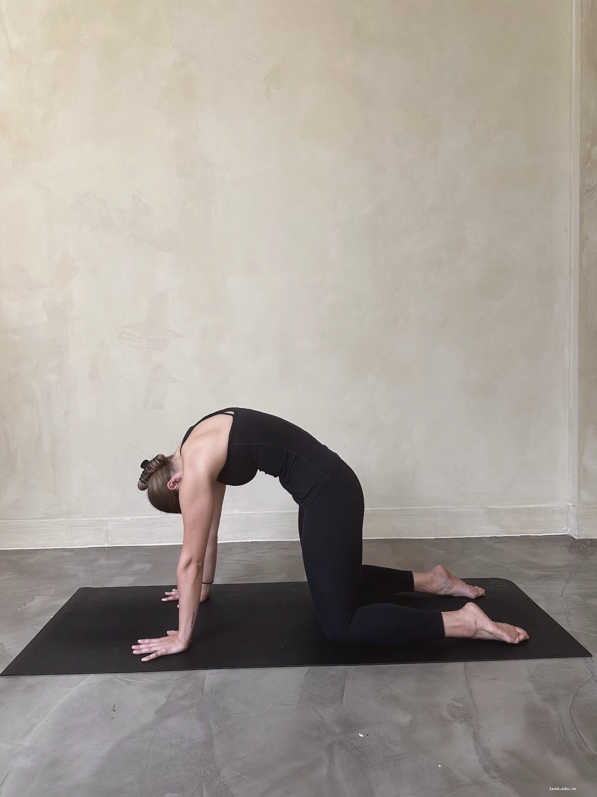 Người tập thực hiện tư thế Mèo (Cat Pose) trong yoga trên thảm tập