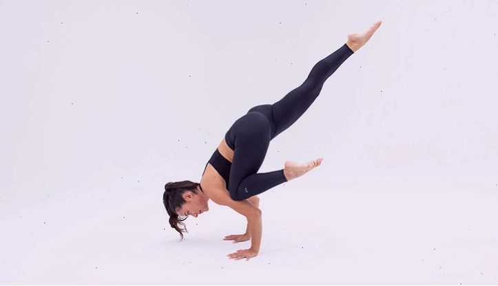 Người tập thực hiện tư thế One-Legged Crow Pose với một chân duỗi thẳng