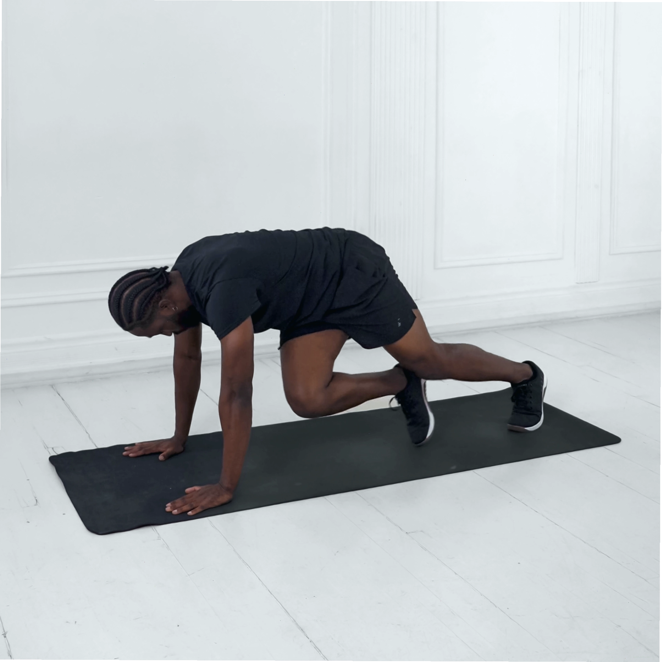 Người tập yoga đang thực hiện động tác hỗ trợ cho Scissor Kick