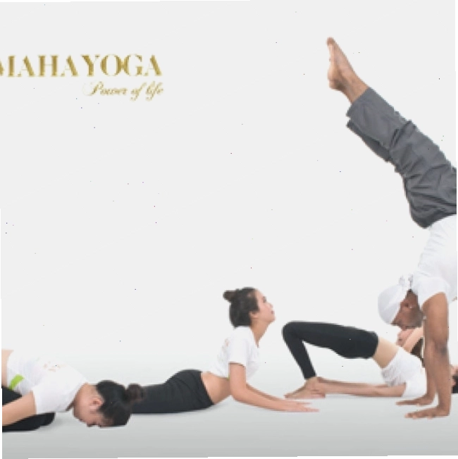 Người tập yoga thực hành tư thế chào mặt trời