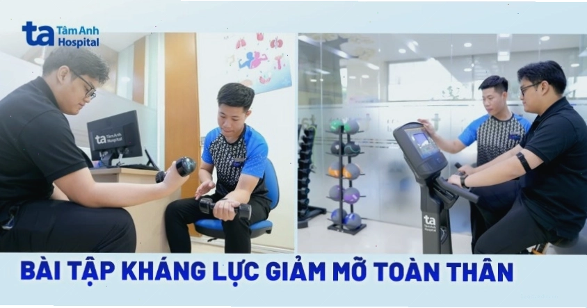 Người thực hiện bài tập plank với dây kháng lực