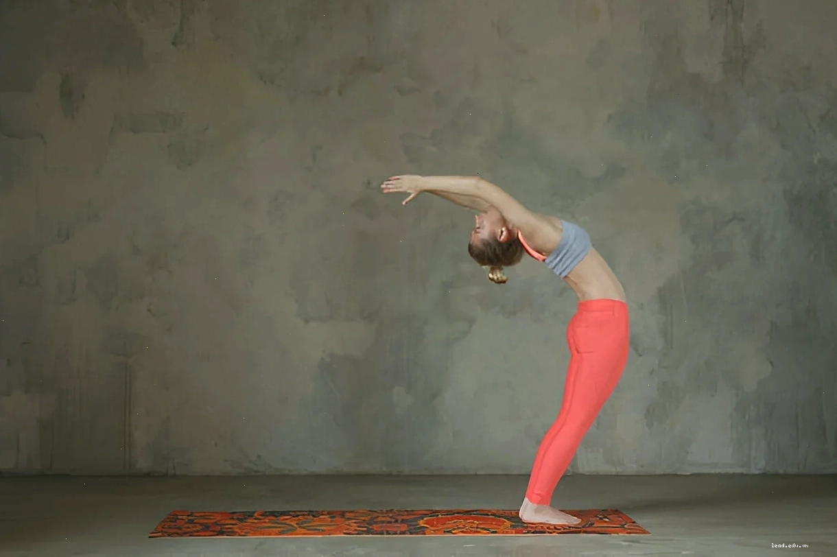 Người thực hiện lại tư thế Trái Núi Giơ Tay - Hasta Uttanasana