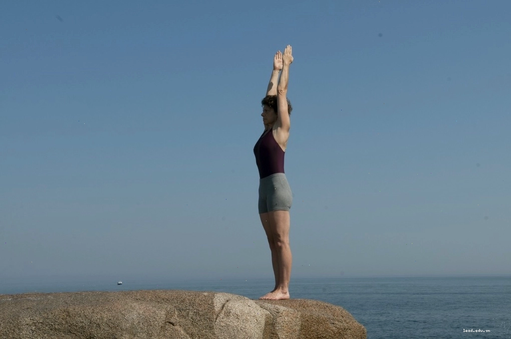 Người thực hiện lại tư thế Trái Núi - Tadasana