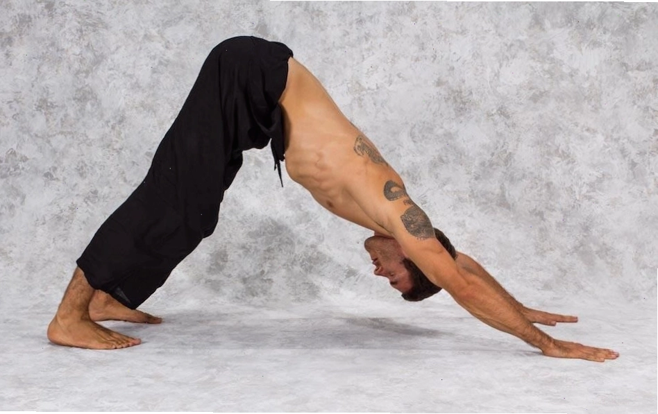 Người thực hiện tư thế Chó Úp Mặt Duỗi Mình - Adho Mukha Svanasana