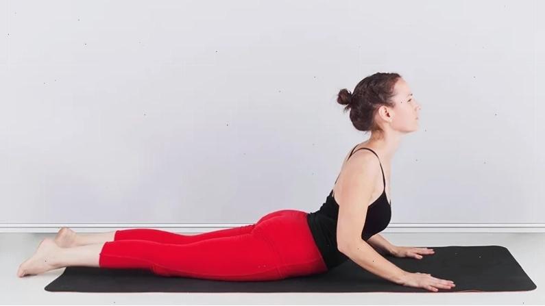 Người thực hiện tư thế Rắn Hổ Mang - Bhujangasana
