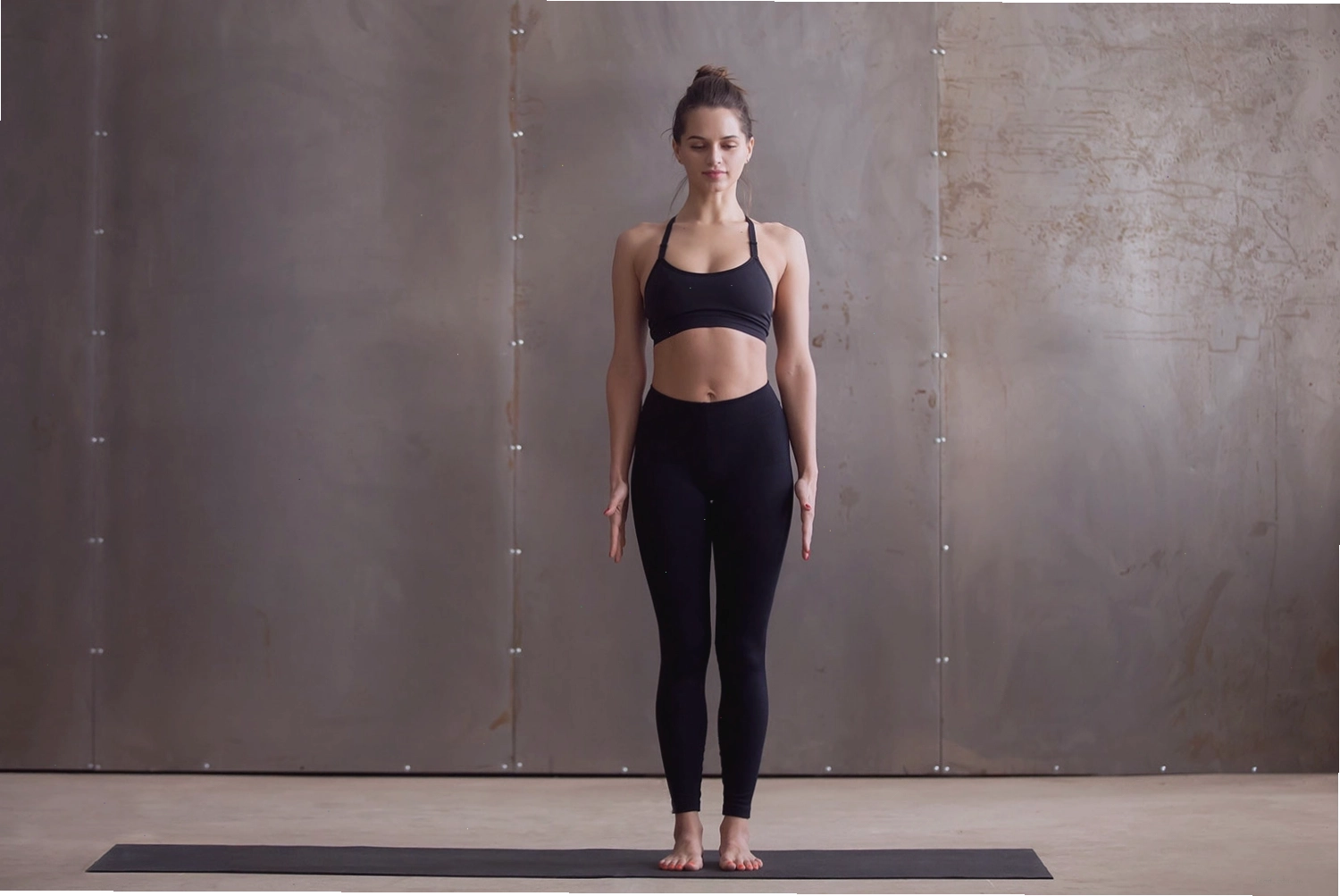 Người thực hiện tư thế Trái Núi - Tadasana