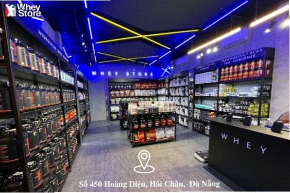 Nhân viên tư vấn tại Wheystore hỗ trợ khách hàng chọn sản phẩm